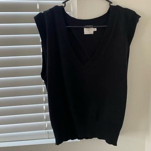 Luna Ivy black v neck sleeveless shirt